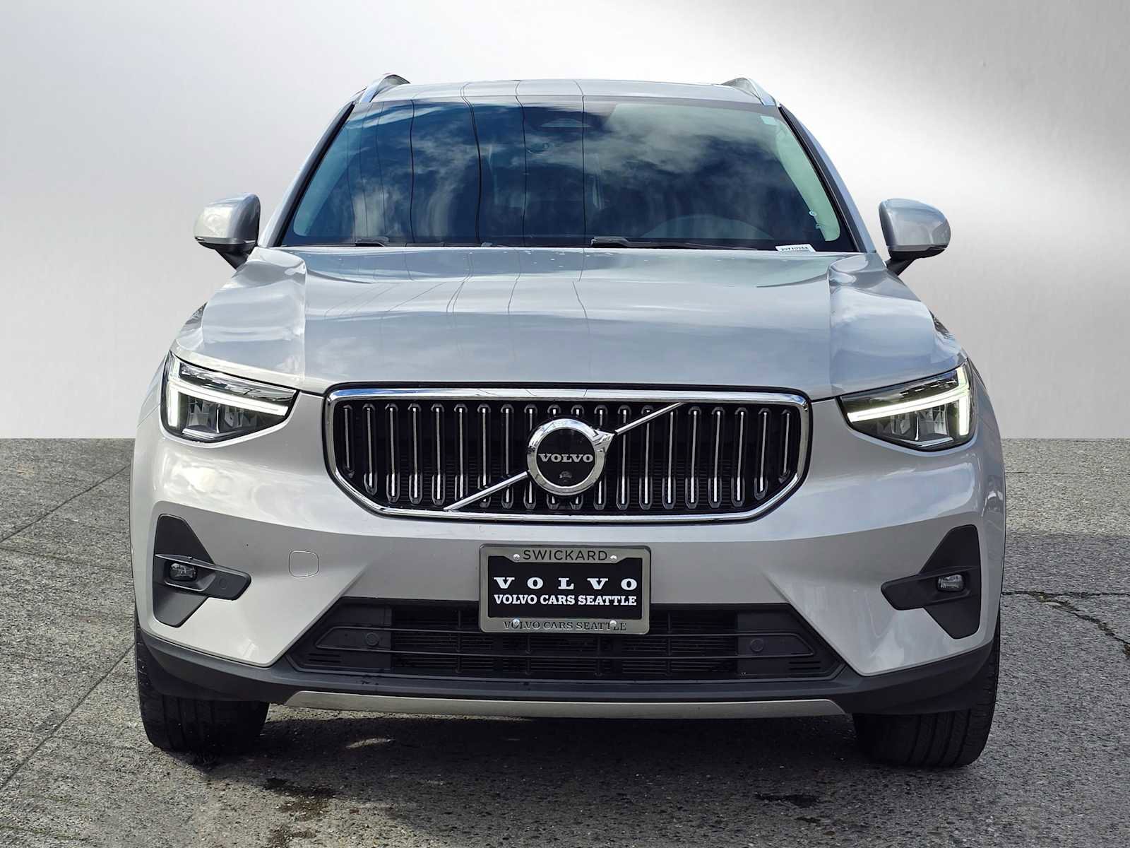 Certified 2023 Volvo XC40 B5 Plus w/ Protection Package Premier image 8