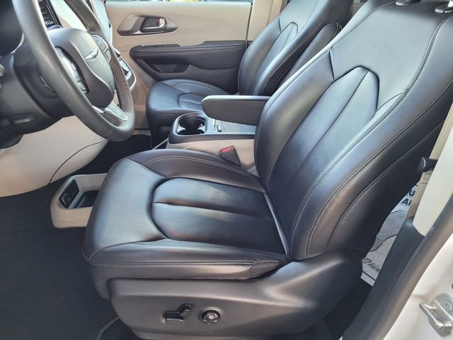 Certified 2024 Chrysler Pacifica Touring-L image 15