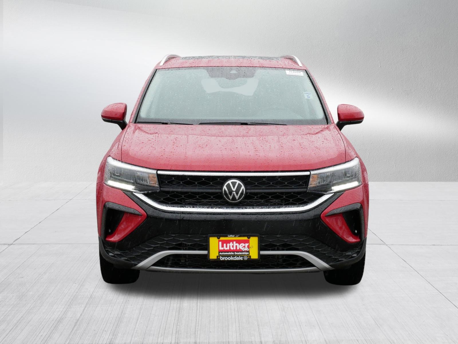 Used 2024 Volkswagen Taos SE w/ Panoramic Sunroof Package AWD/4WD image 2