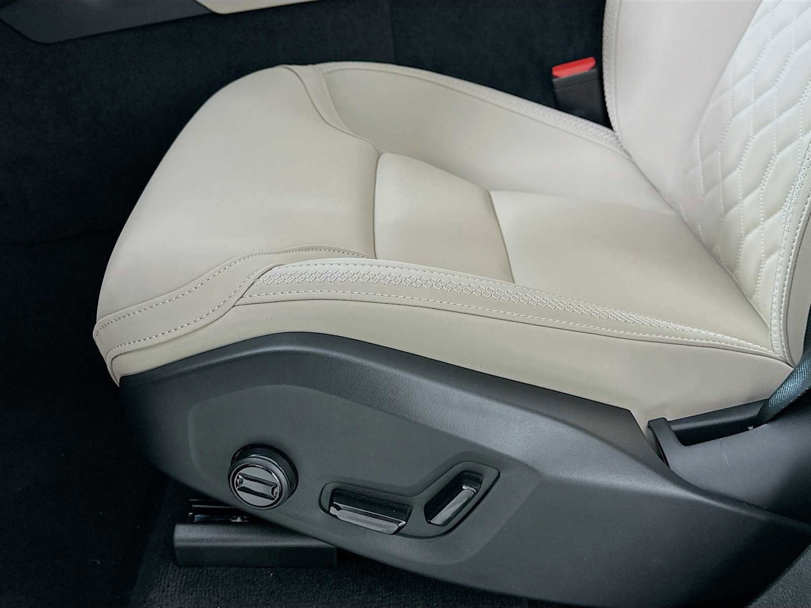 New 2026 Volvo XC90 B6 Plus w/ Protection Package Premier image 18