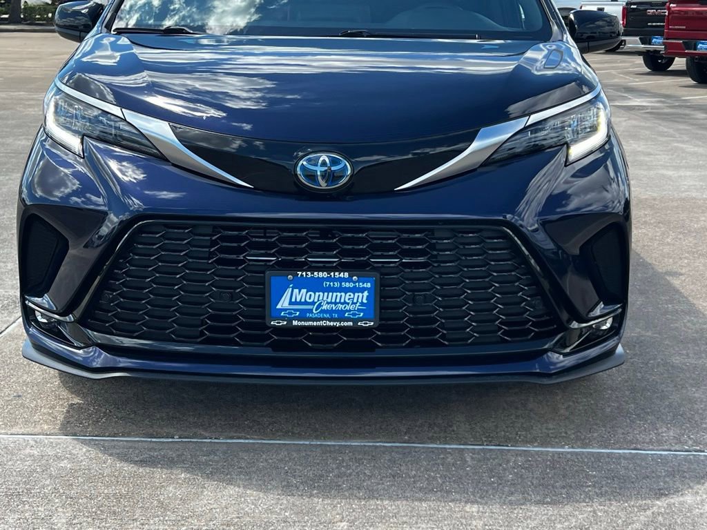 Used 2022 Toyota Sienna XSE image 6