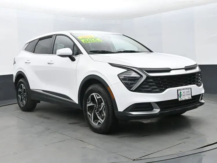 Used 2025 Kia Sportage LX image 2