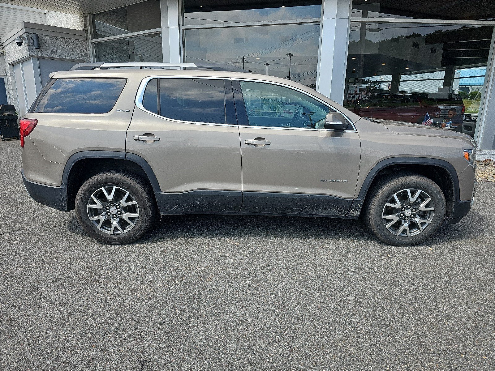 Used 2023 GMC Acadia SLE w/ Driver Convenience Package AWD/4WD image 3