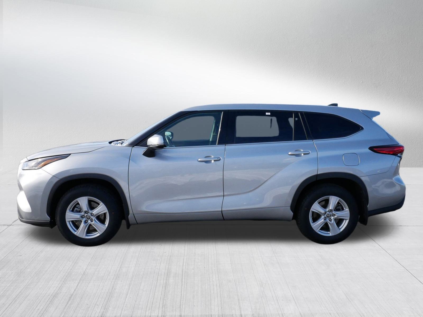 Used 2022 Toyota Highlander LE image 4