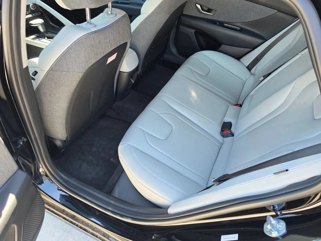 Certified 2025 Hyundai Elantra Limited FWD image 12