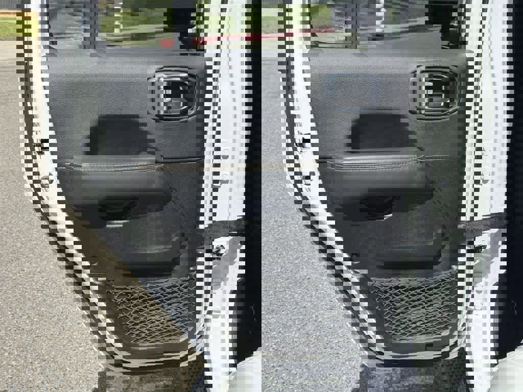 Used 2025 Jeep Wrangler Sahara image 27