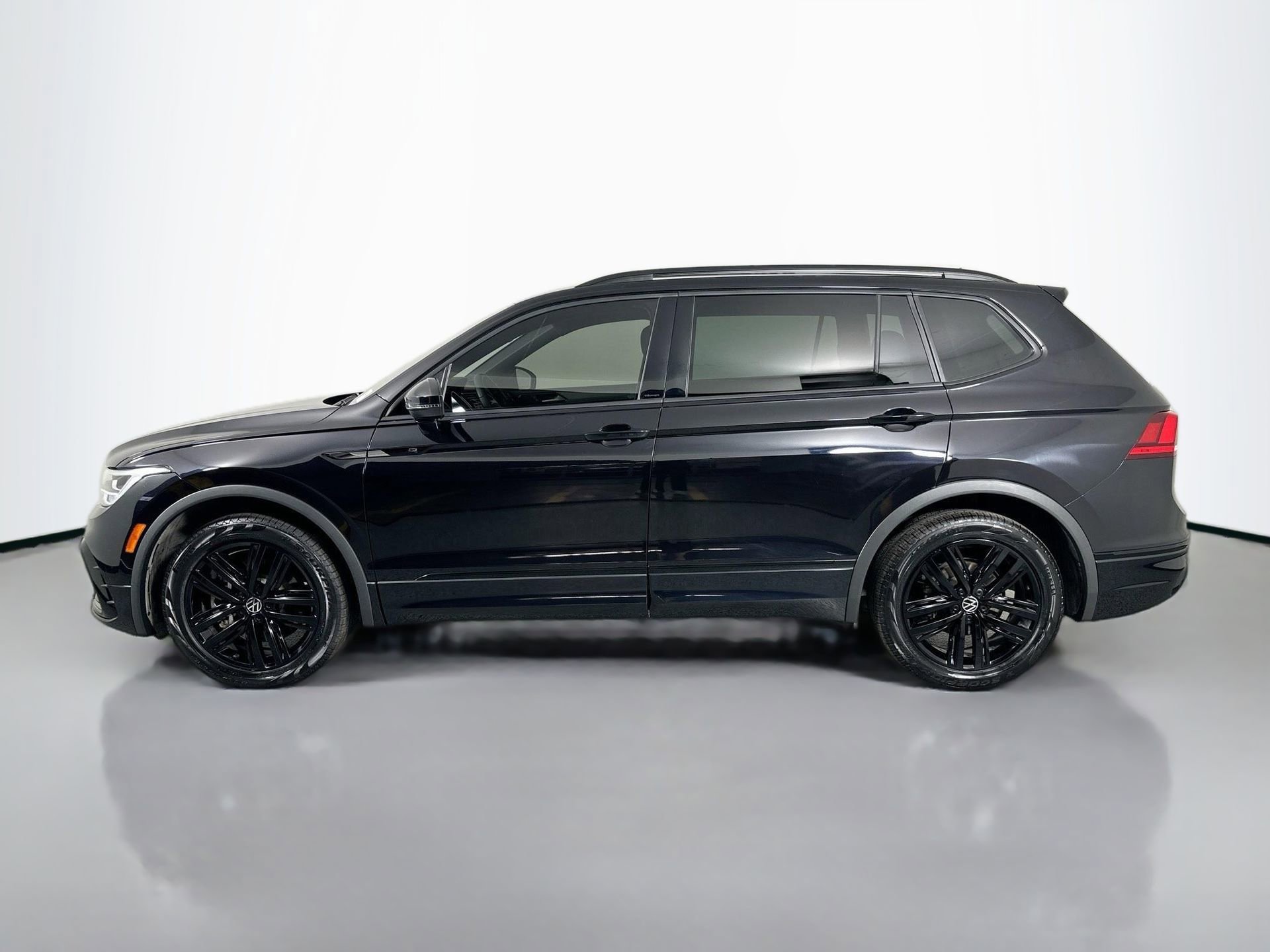 Certified 2022 Volkswagen Tiguan SE R-Line image 8