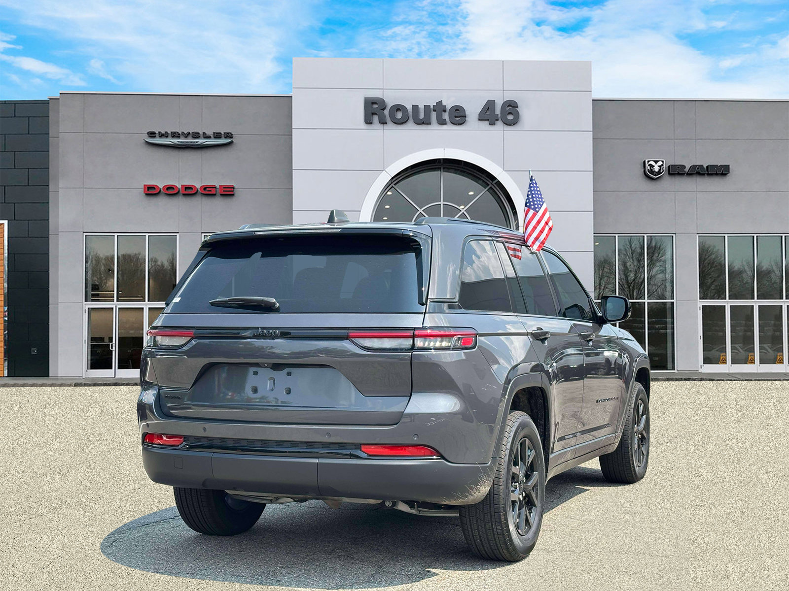 Used 2024 Jeep Grand Cherokee Altitude AWD/4WD image 5