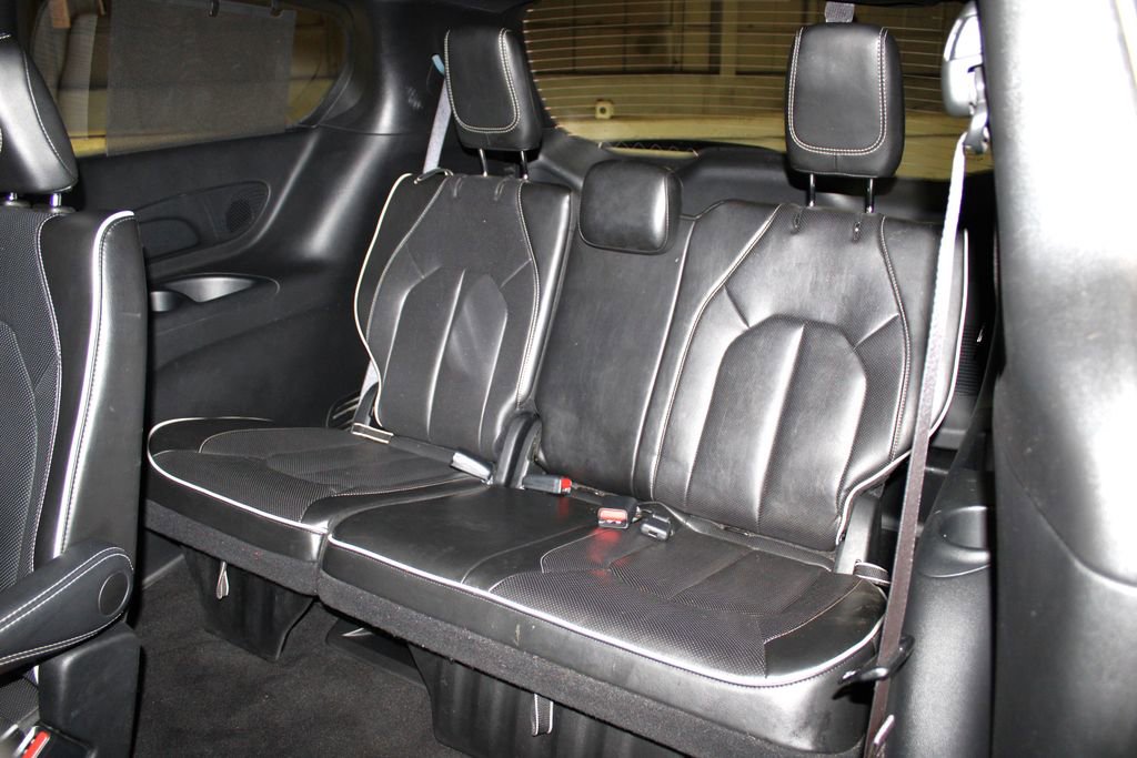 Used 2025 Chrysler Pacifica Limited image 31