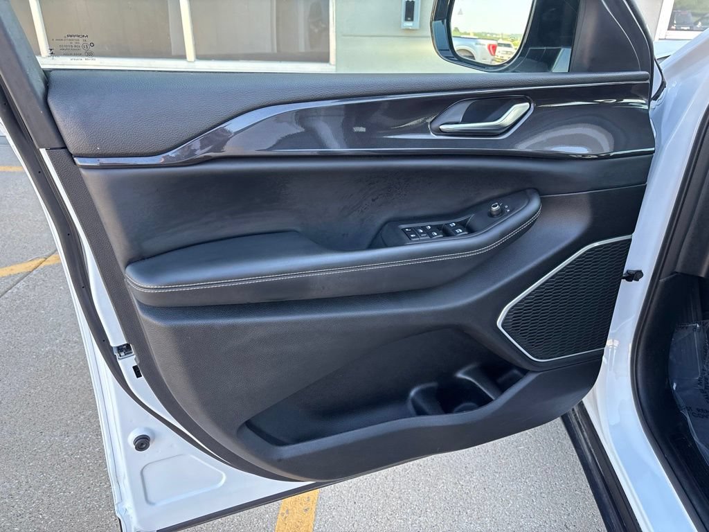 Used 2022 Jeep Grand Cherokee Altitude AWD/4WD image 12