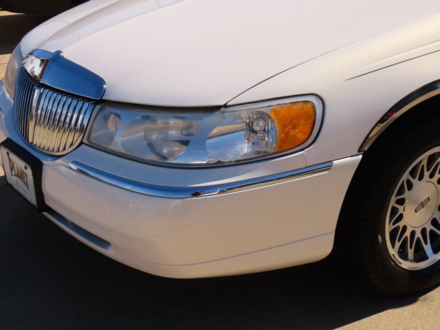 Used 2000 Lincoln Town Car Signature image 3