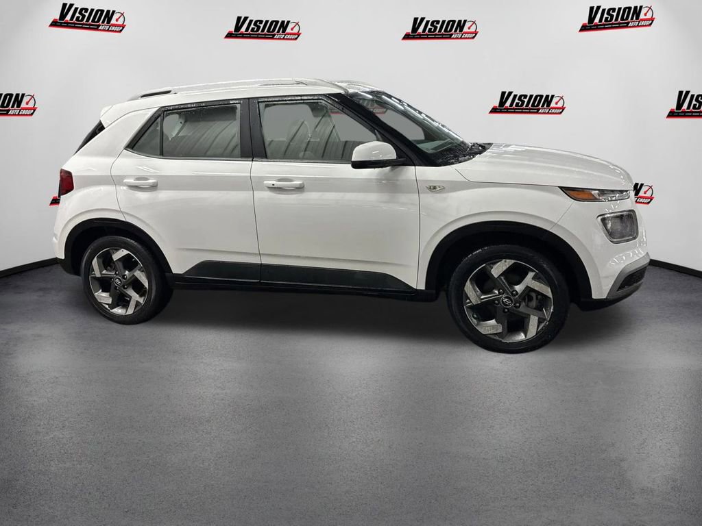 Certified 2025 Hyundai Venue SEL image 4