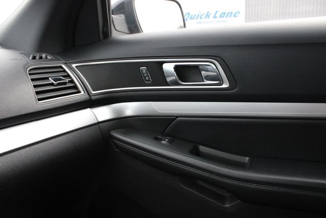 Used 2017 Ford Explorer XLT w/ Equipment Group 202A AWD/4WD image 21