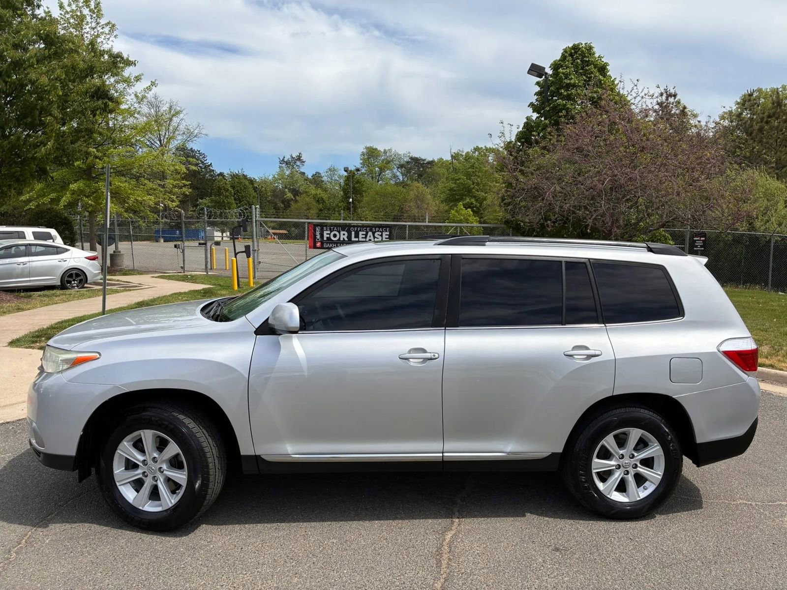 Used 2012 Toyota Highlander SE w/ Tow Pkg AWD/4WD image 13