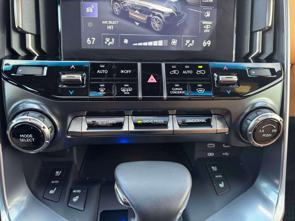 Used 2025 Lexus LX 600 4WD w/ Accessory Package (2T) image 31