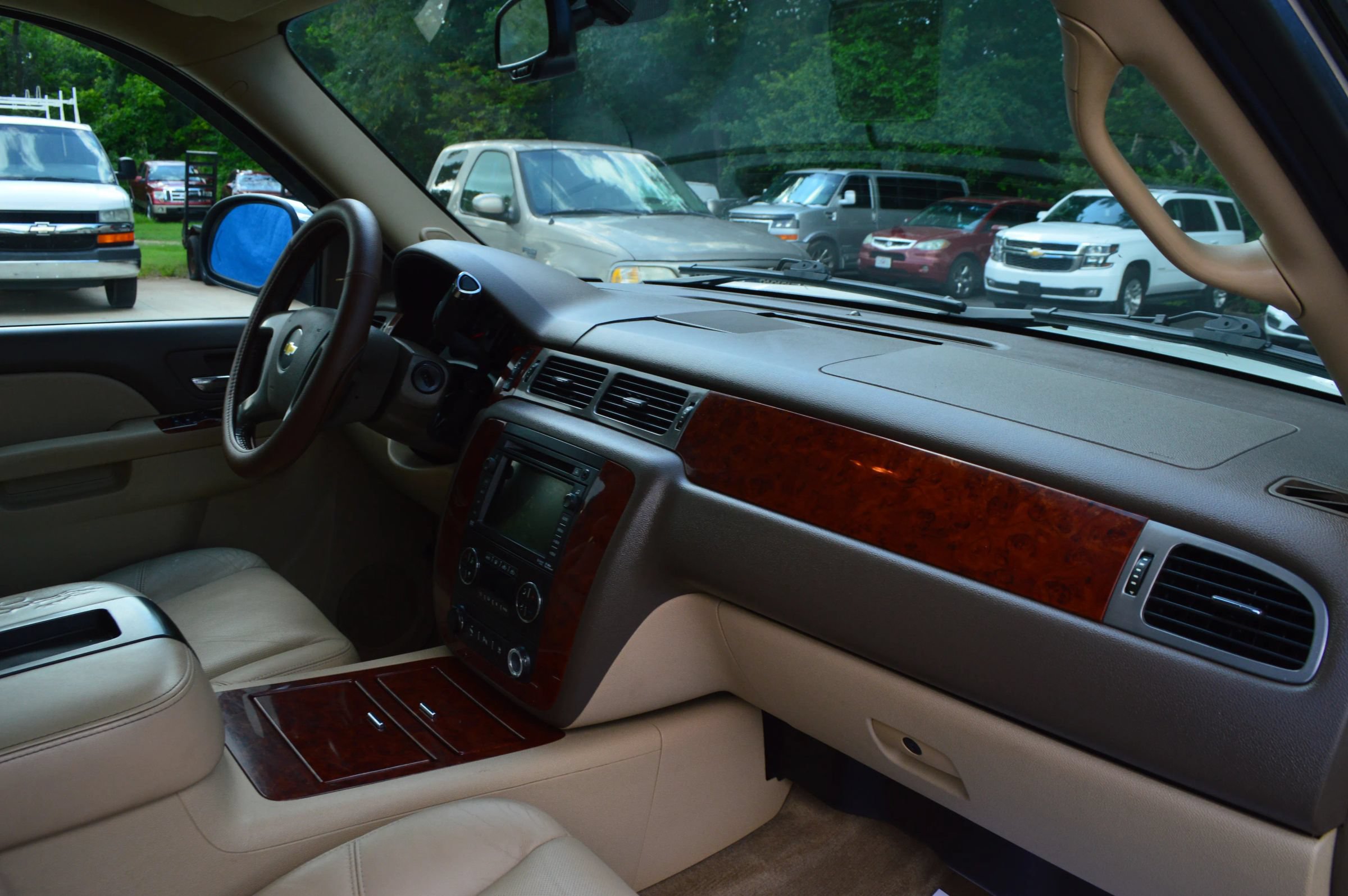 Used 2011 Chevrolet Avalanche LTZ AWD/4WD image 23