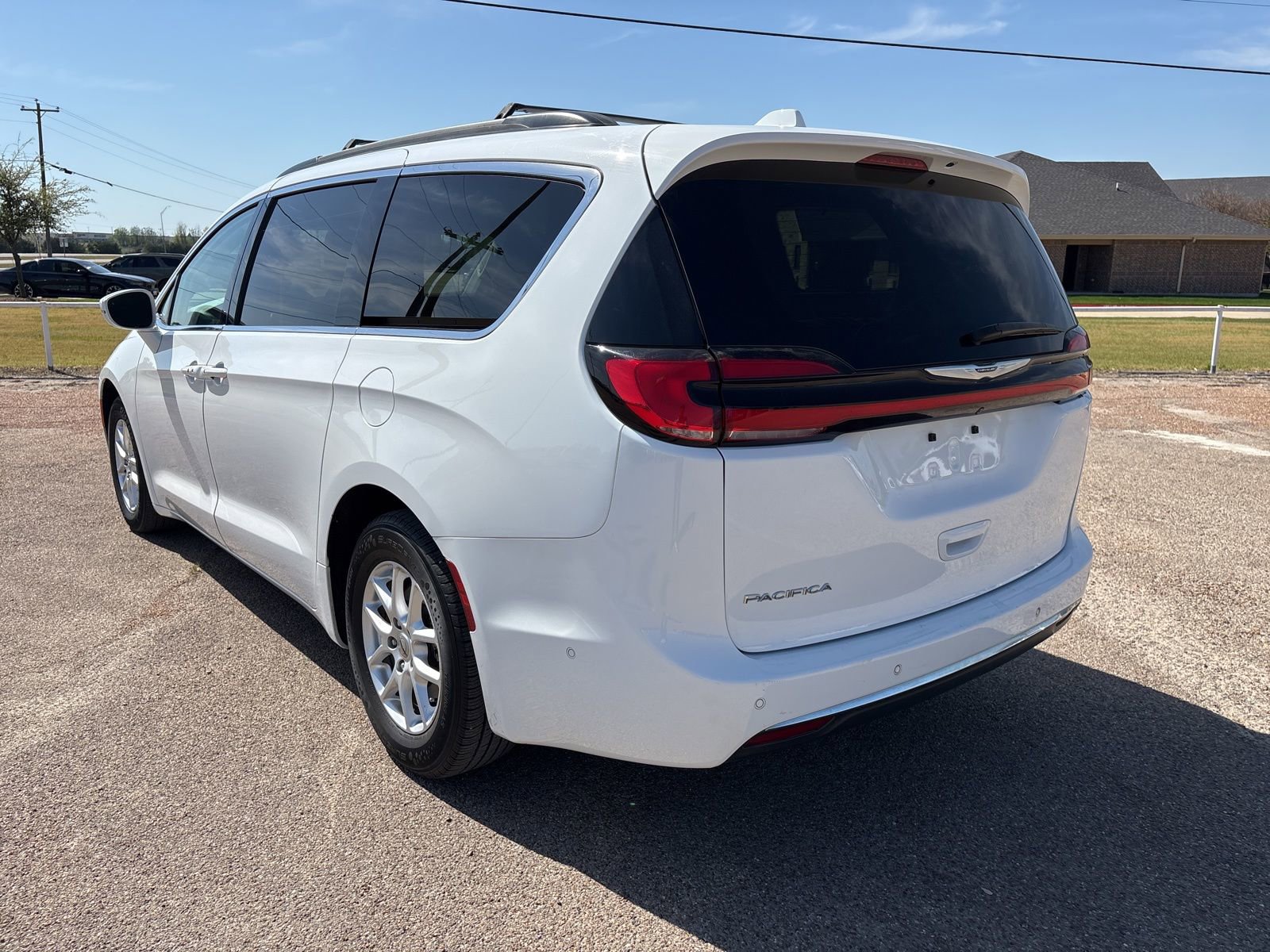 Used 2022 Chrysler Pacifica Touring-L w/ Uconnect Theater Family Group image 4
