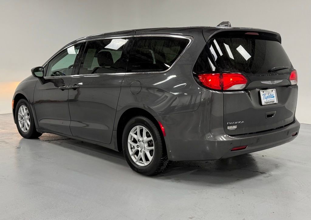 Used 2017 Chrysler Pacifica Touring image 3