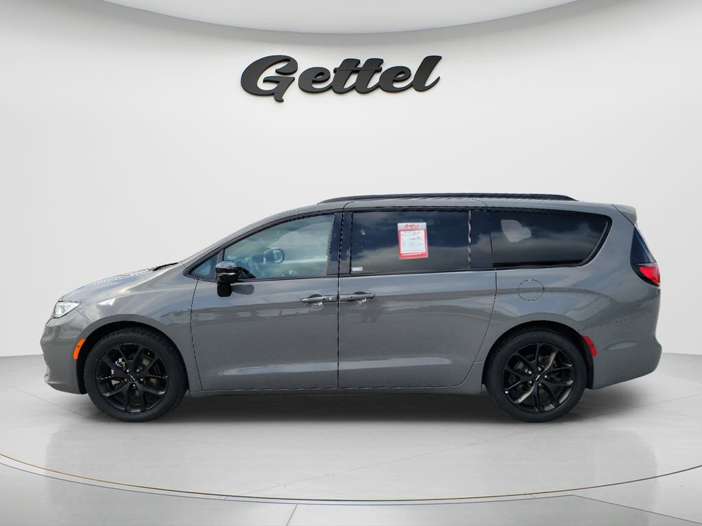 Used 2025 Chrysler Pacifica Limited image 7