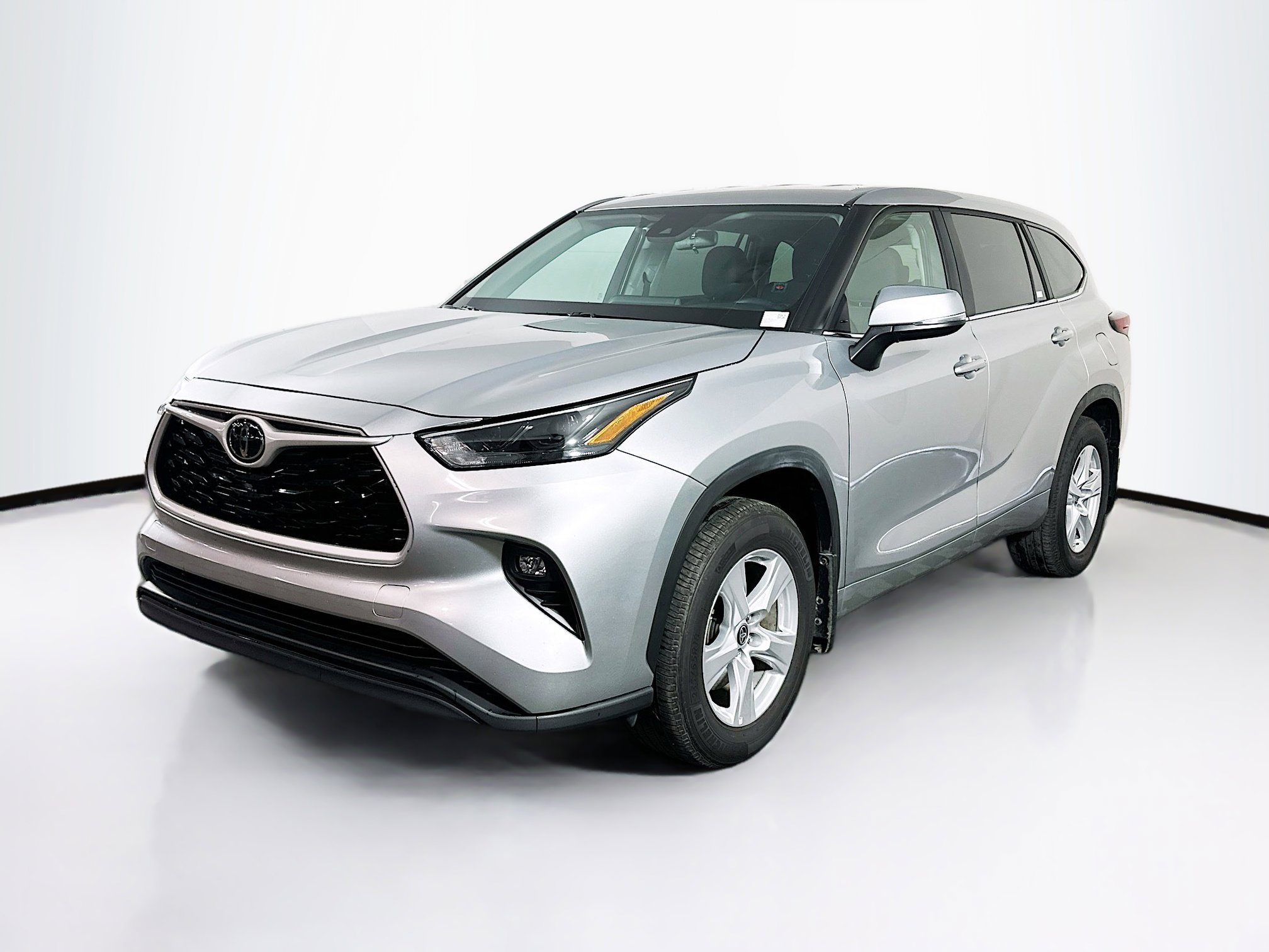 Used 2025 Toyota Highlander LE AWD/4WD image 3
