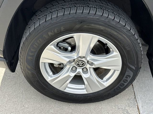 Used 2021 Toyota RAV4 XLE w/ Convenience Package image 12