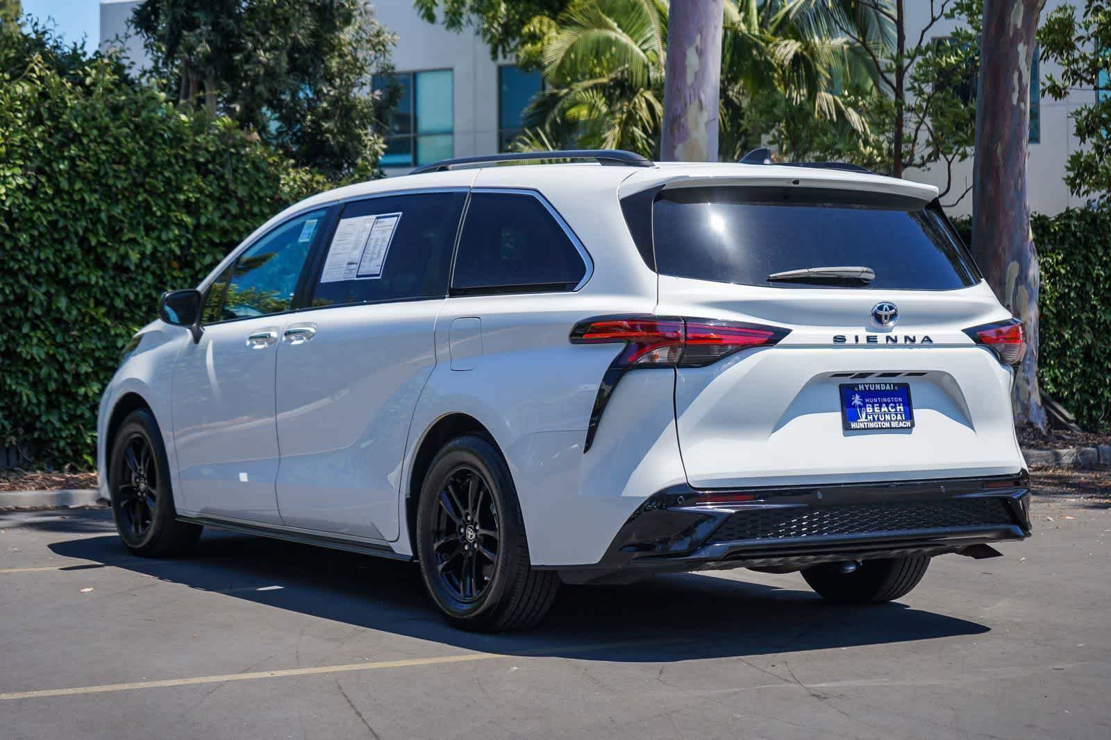 Used 2022 Toyota Sienna XSE w/ XSE Plus Package AWD/4WD image 4