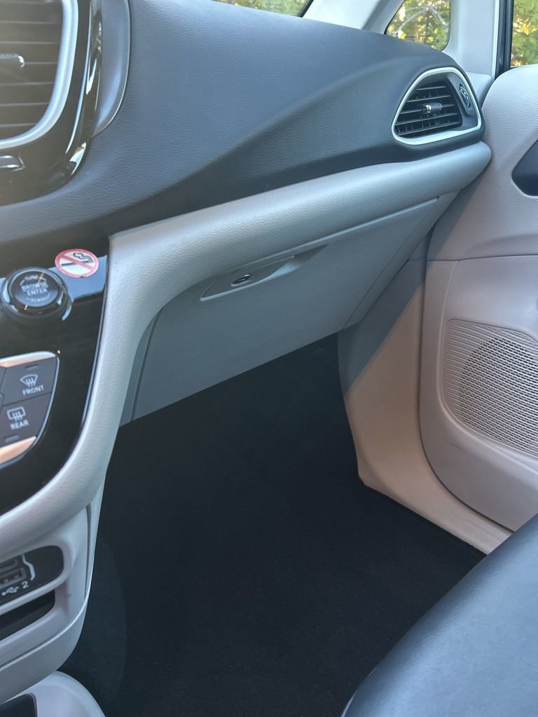 Used 2024 Chrysler Pacifica Touring-L image 20