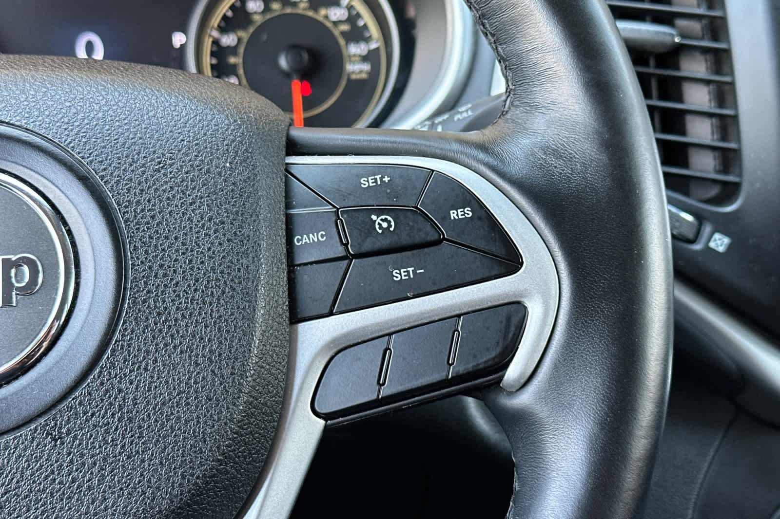 Used 2018 Jeep Cherokee Overland AWD/4WD image 28