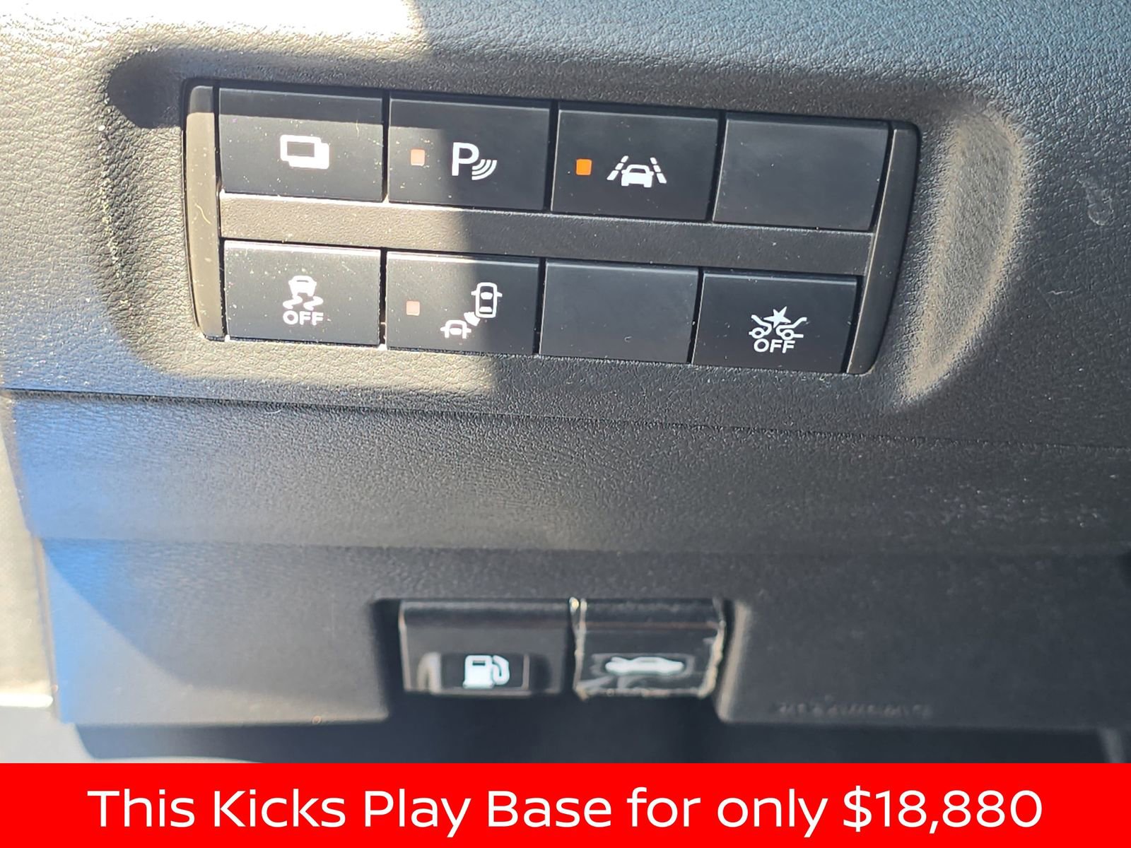 Used 2025 Nissan Kicks Play S image 32