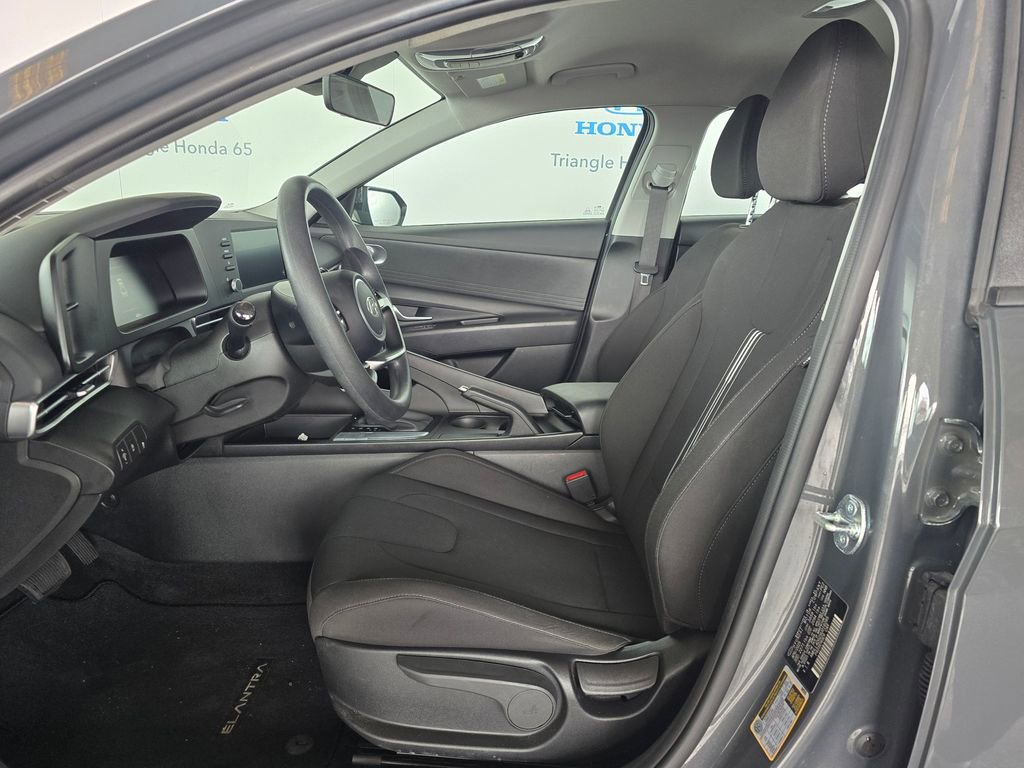 Used 2025 Hyundai Elantra SE FWD image 8