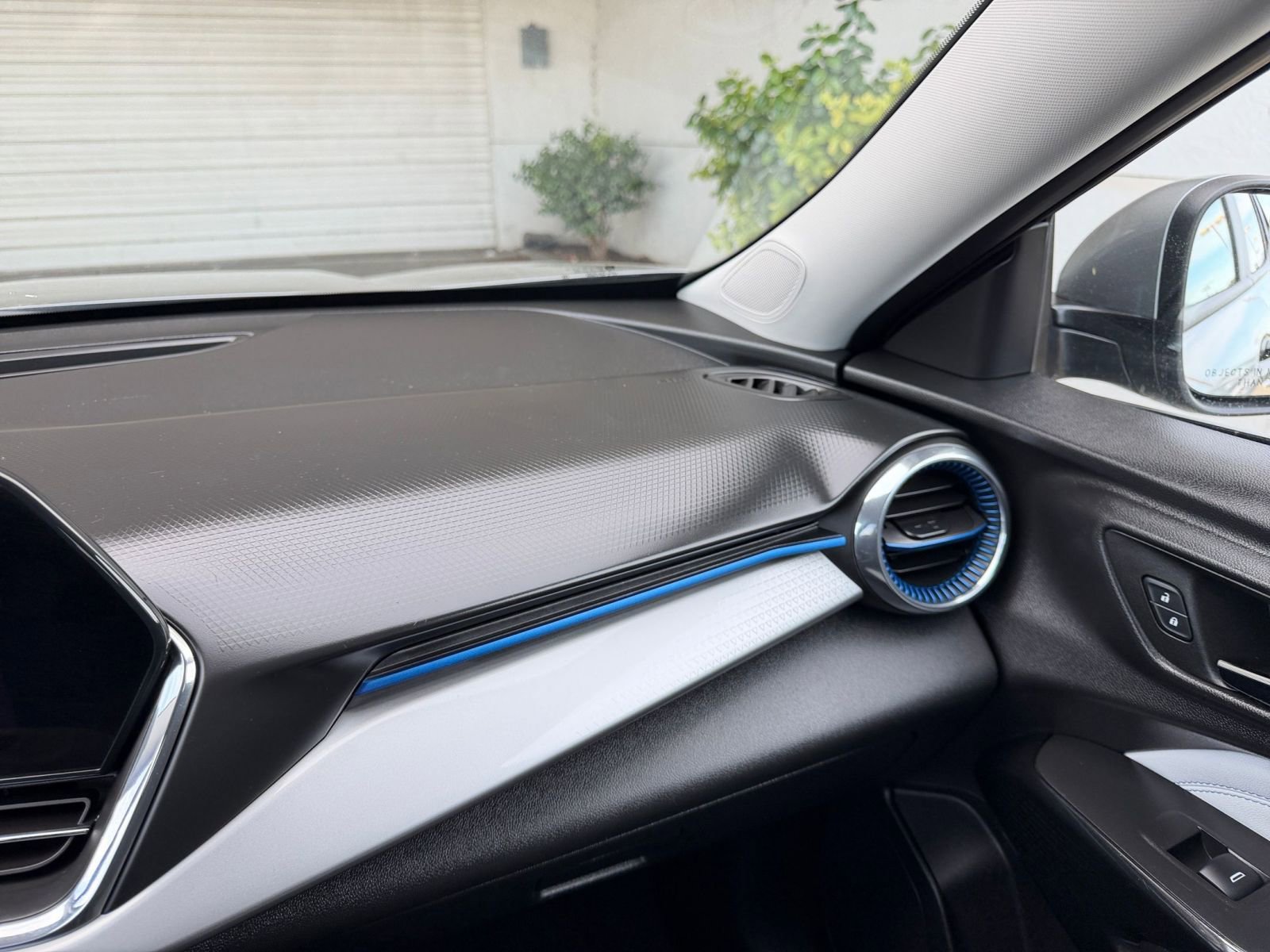 Used 2025 Chevrolet Trax LT image 36