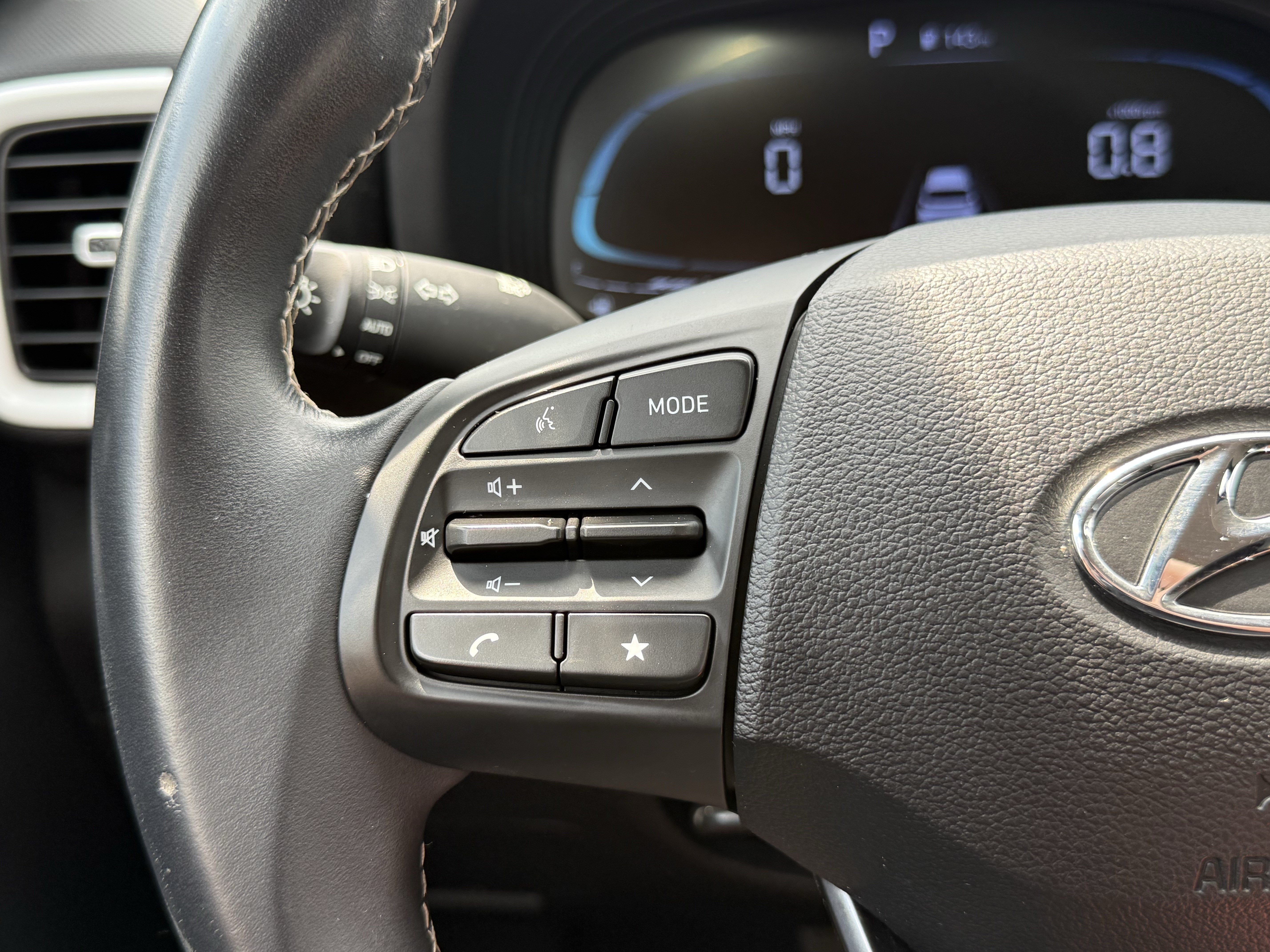 Used 2024 Hyundai Venue Limited FWD image 35