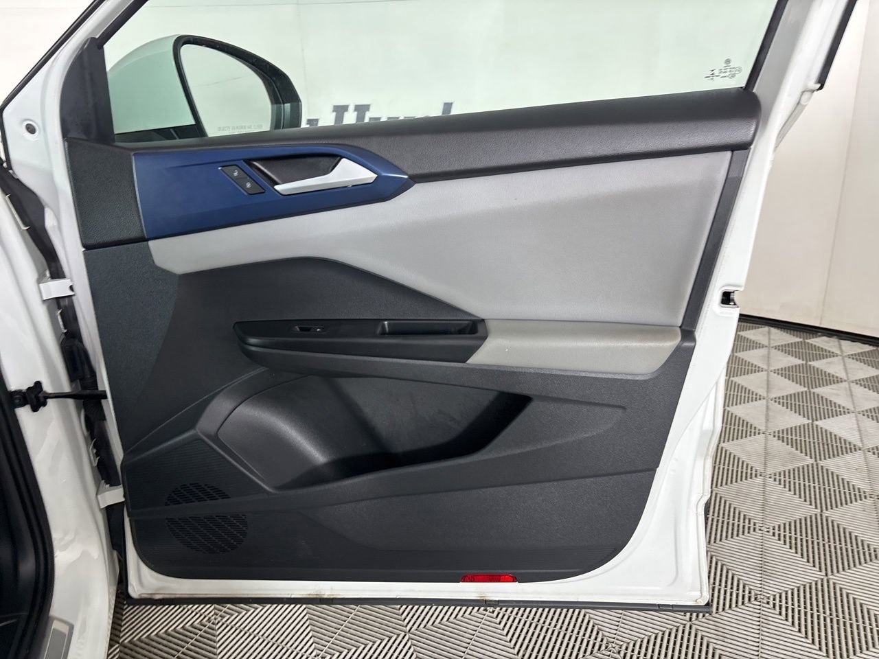 Used 2023 Volkswagen Taos SE w/ Panoramic Sunroof Package image 26