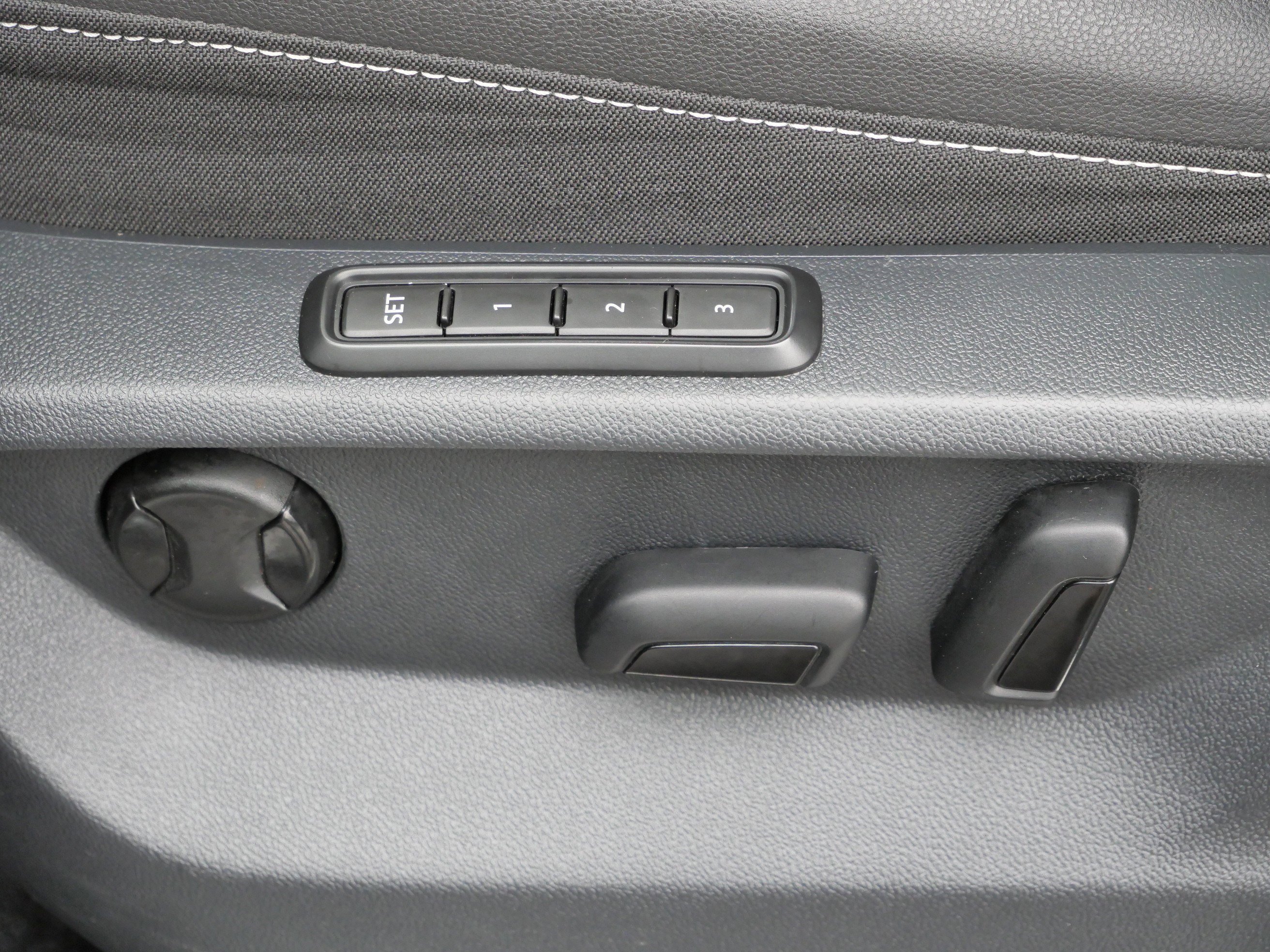 Used 2023 Volkswagen Tiguan SEL R-Line image 21