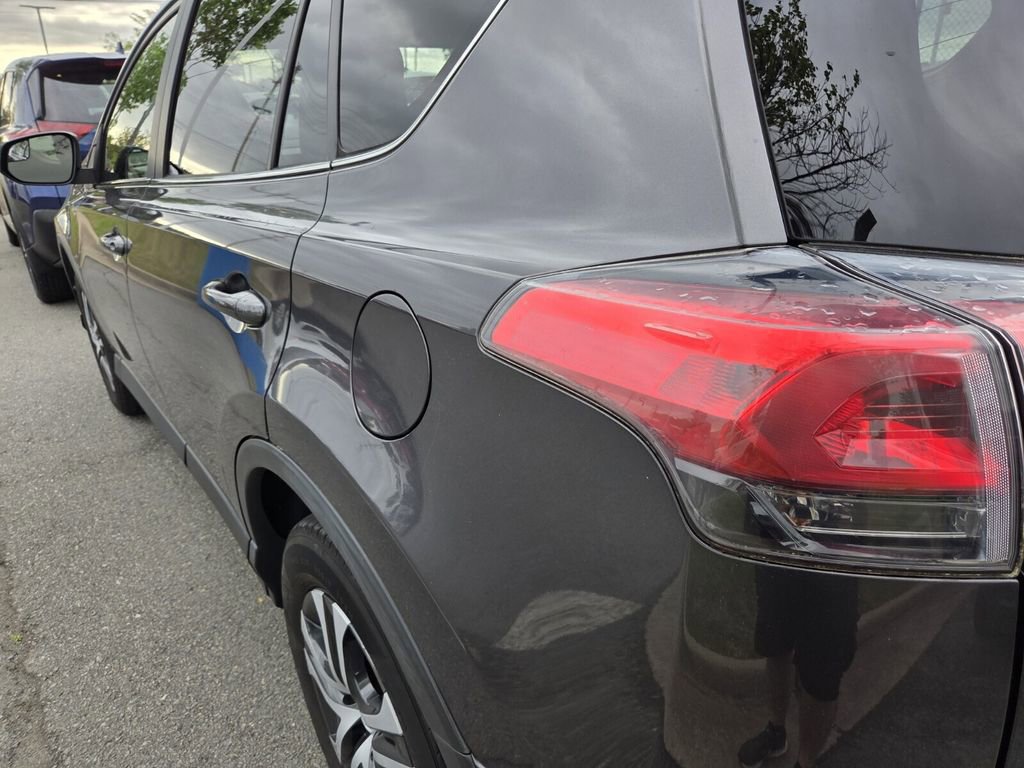 Used 2018 Toyota RAV4 LE image 5