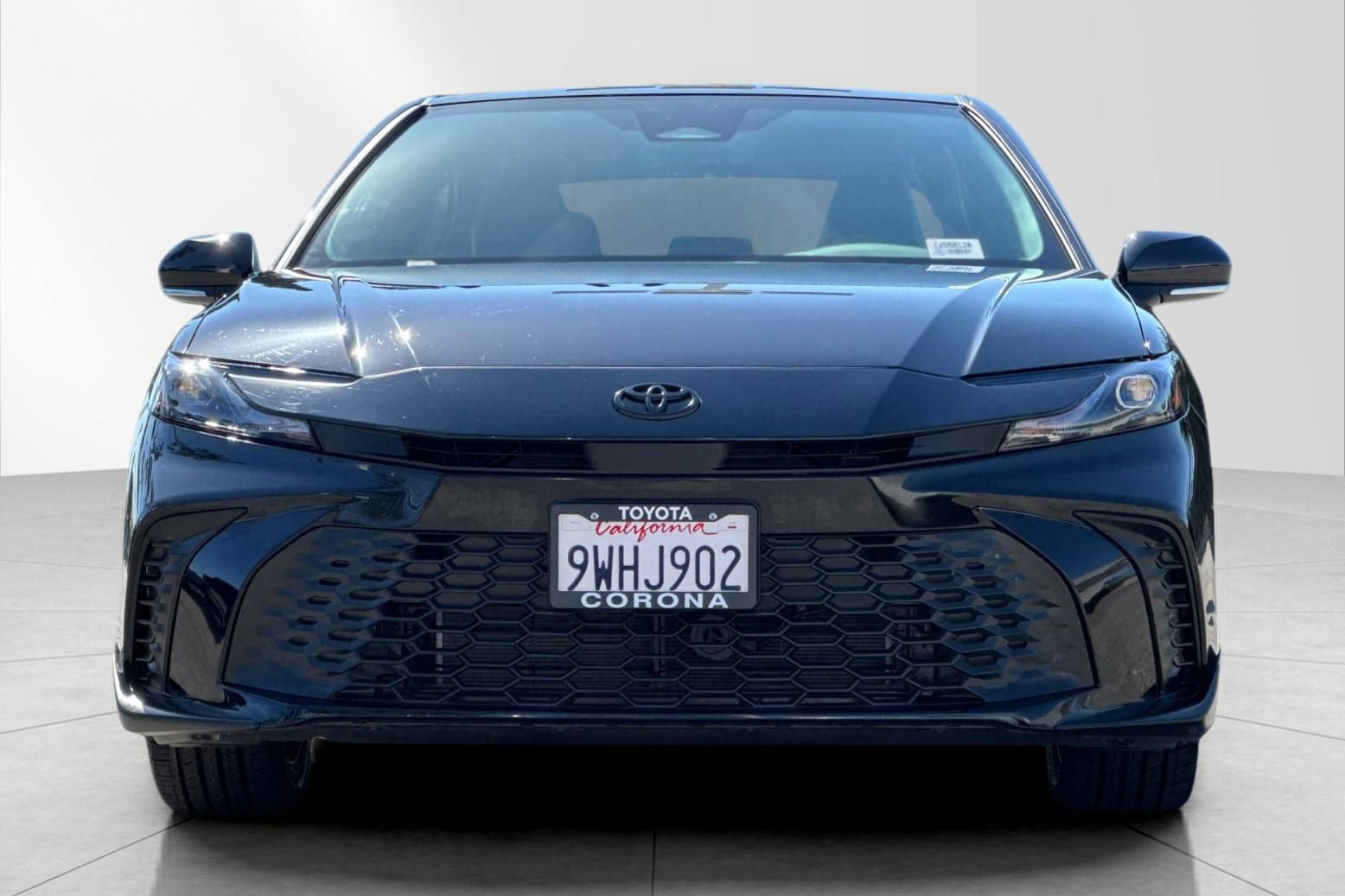 Used 2025 Toyota Camry SE w/ Convenience Package FWD image 8