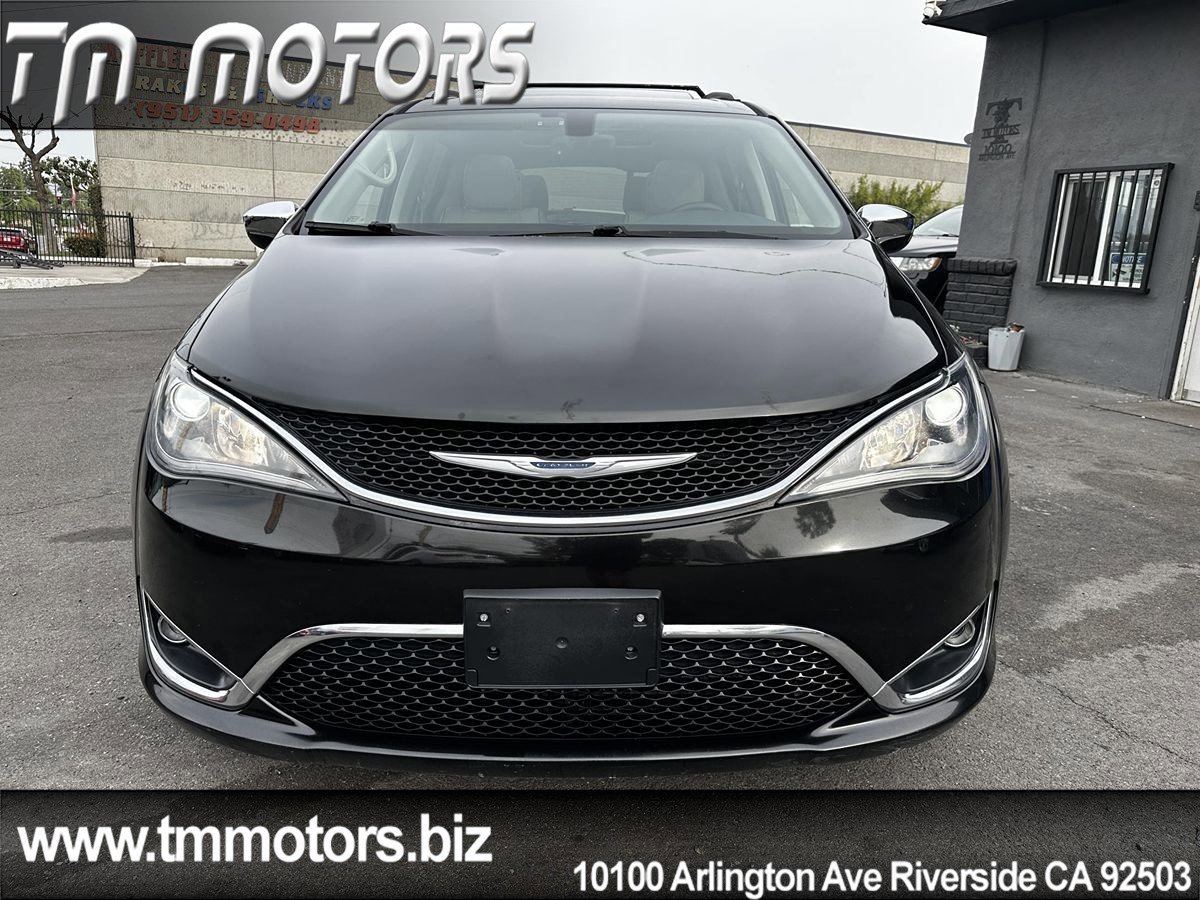 Used 2017 Chrysler Pacifica Limited w/ UConnect Theater Package image 2