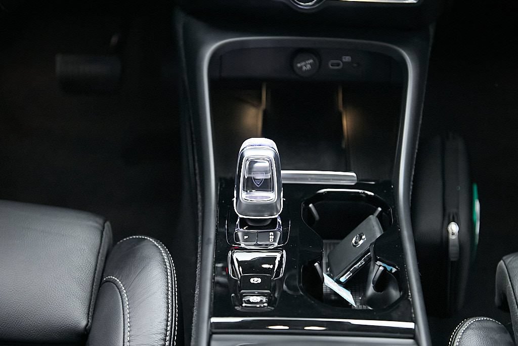 Certified 2024 Volvo XC40 B5 Plus w/ Protection Package Premier AWD/4WD image 28
