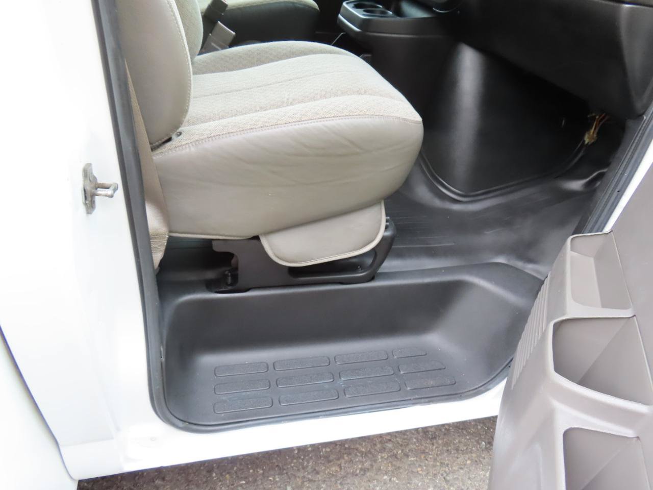 Used 2015 Chevrolet Express 3500 RWD image 21