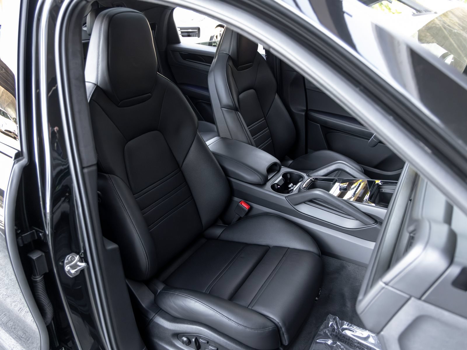 Certified 2025 Porsche Cayenne GTS AWD/4WD image 59