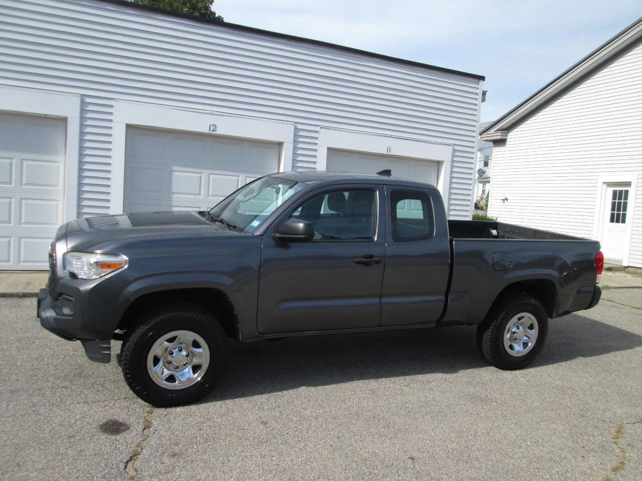 Used 2017 Toyota Tacoma SR5 image 3