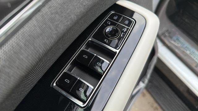 Used 2026 Cadillac Escalade IQL Sport 1 w/ LPO, Floor Liner Package AWD/4WD image 14