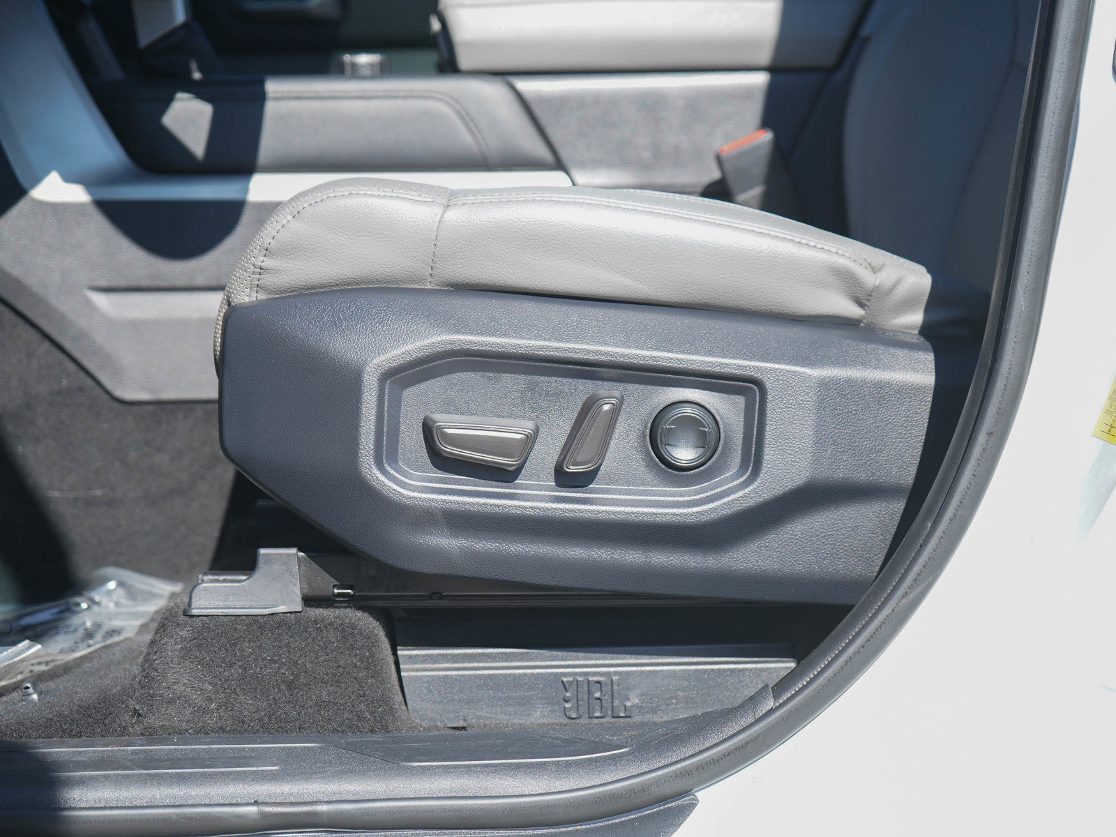 Used 2025 Toyota Tundra Limited AWD/4WD image 19