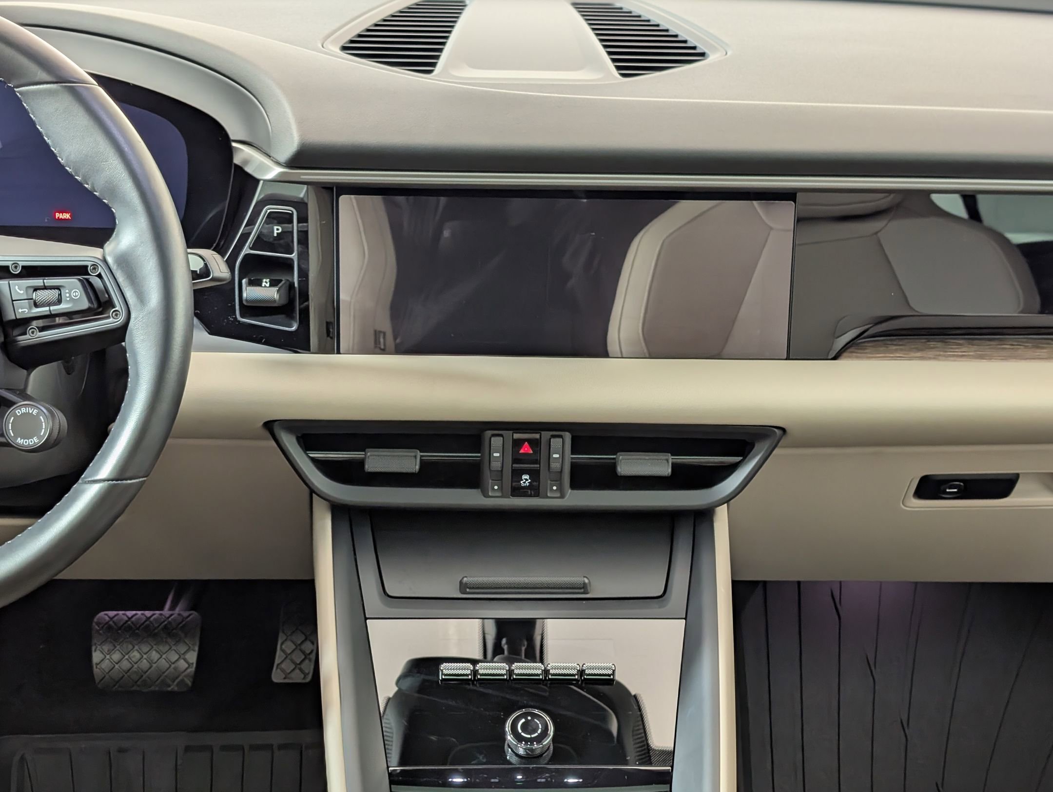 Used 2025 Porsche Macan 4 Electric image 31