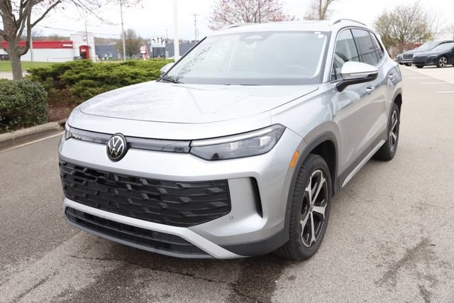 Used 2025 Volkswagen Tiguan SE w/ Panoramic Sunroof Package AWD/4WD image 9