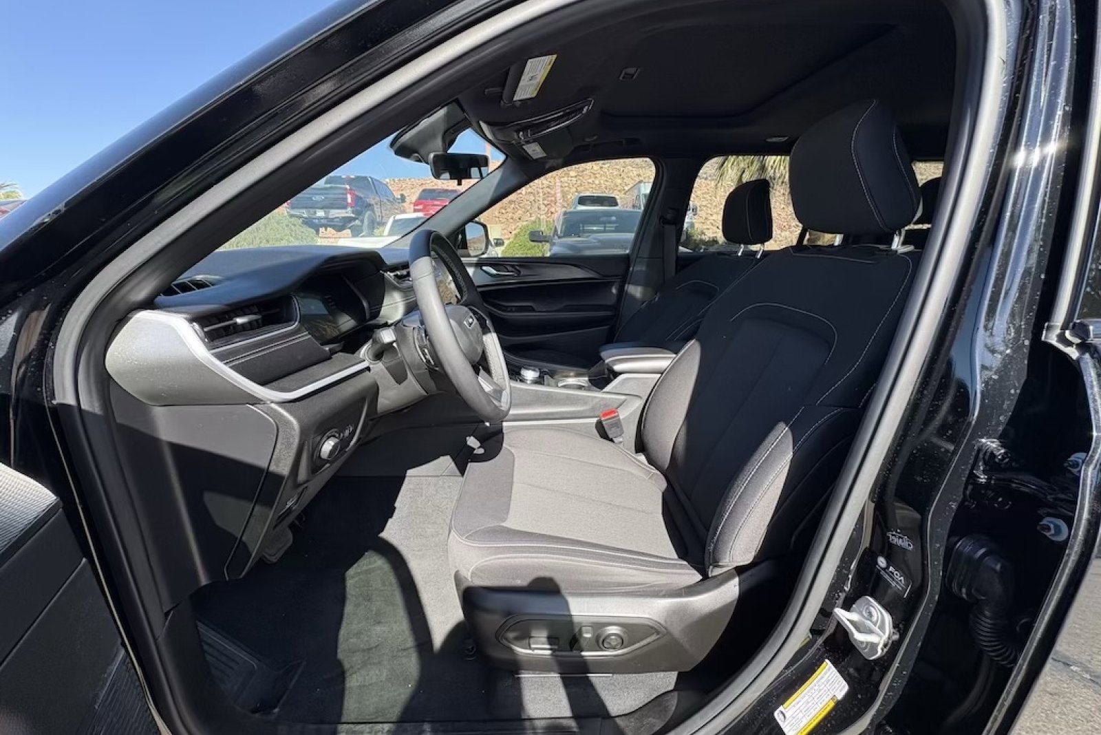 Used 2025 Jeep Grand Cherokee Laredo X w/ Luxury Tech Group I AWD/4WD image 9