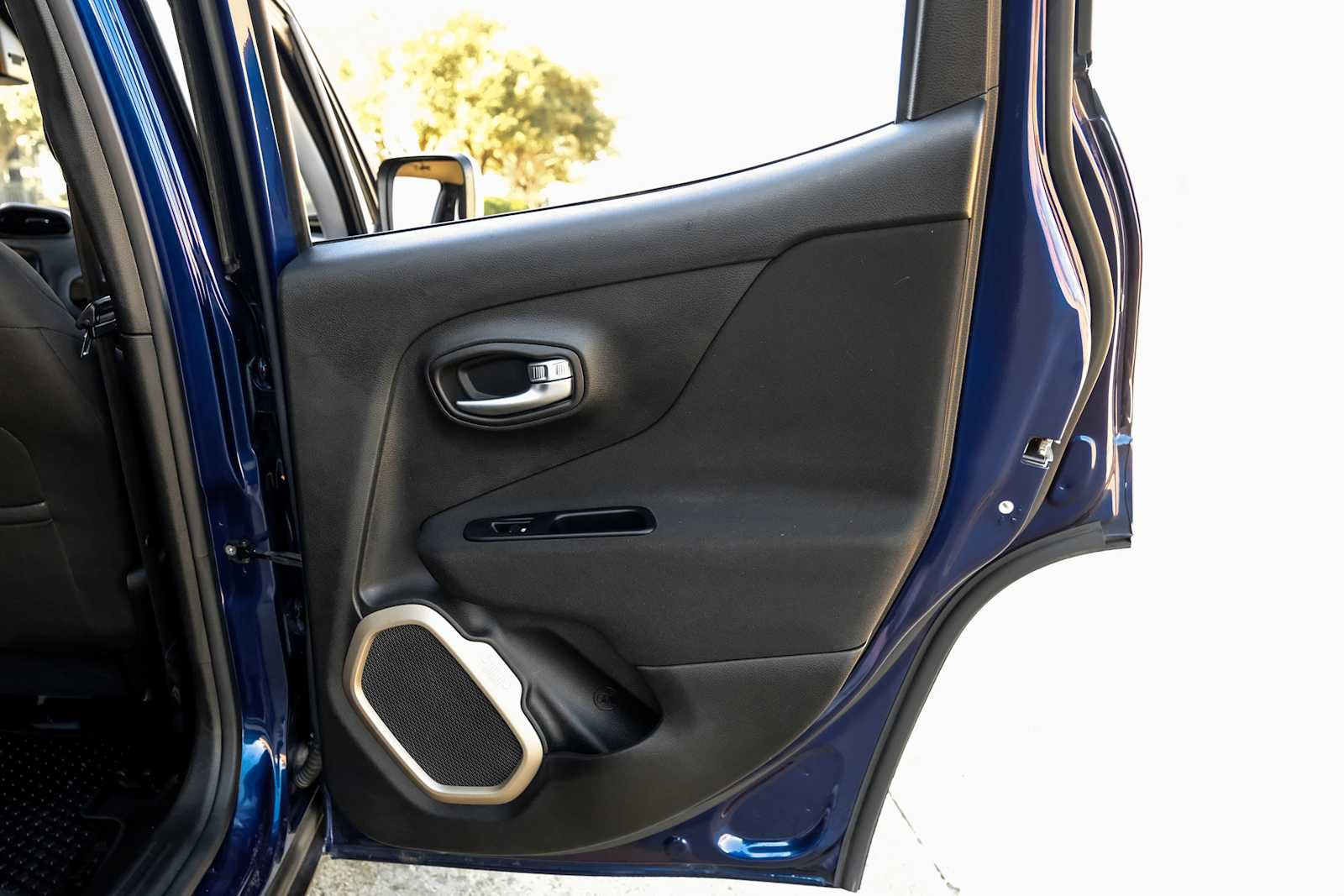 Used 2017 Jeep Renegade Latitude w/ Cold Weather Group image 44