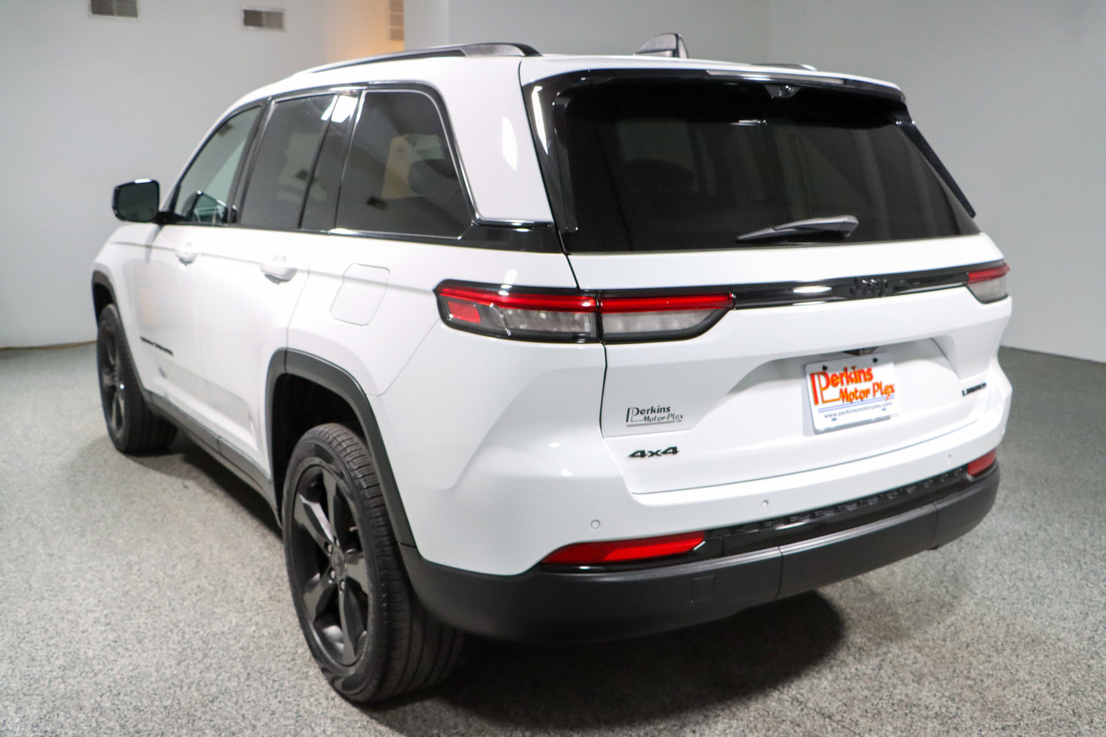 Used 2023 Jeep Grand Cherokee Limited w/ Luxury Tech Group II image 9