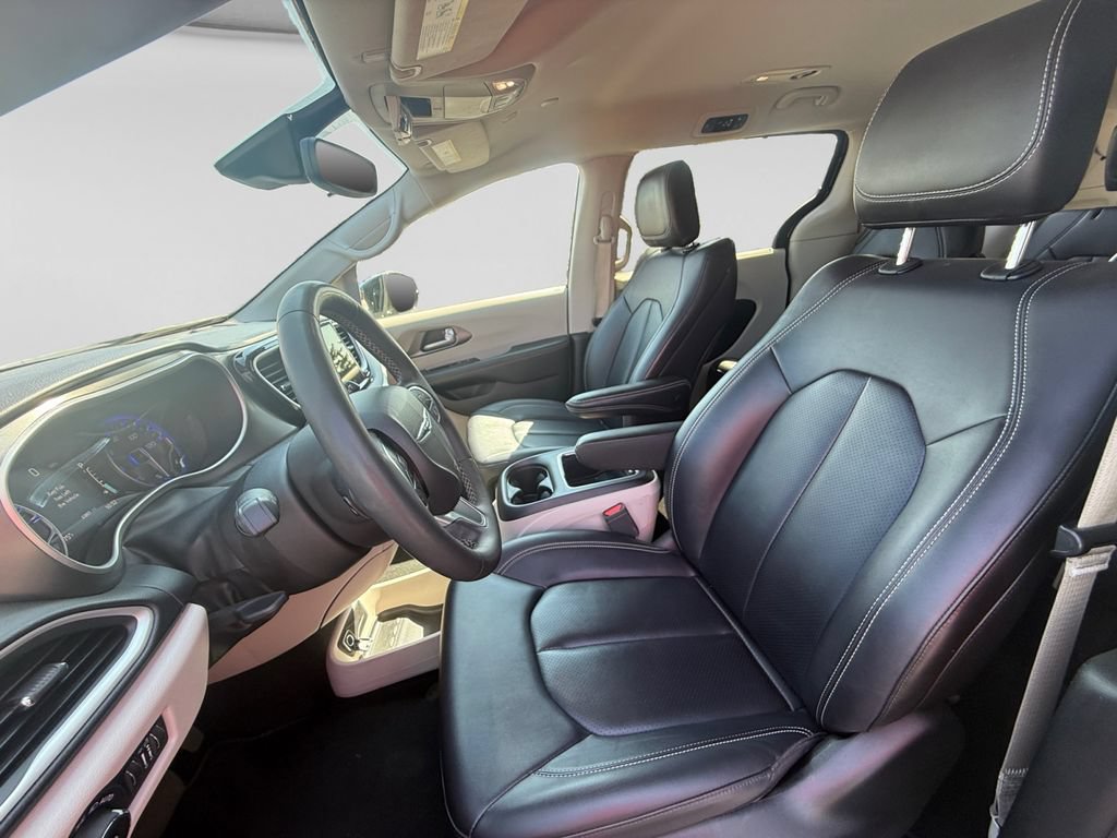 Used 2024 Chrysler Pacifica Touring-L FWD image 21