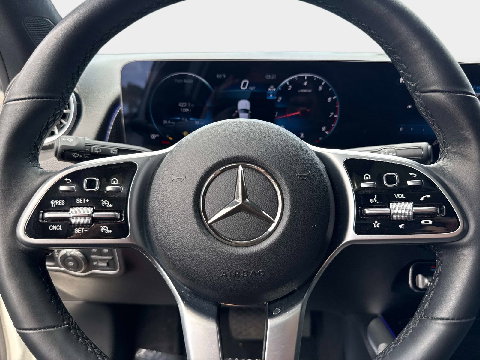 Used 2023 Mercedes-Benz GLB 250 4MATIC w/ Premium Package image 48